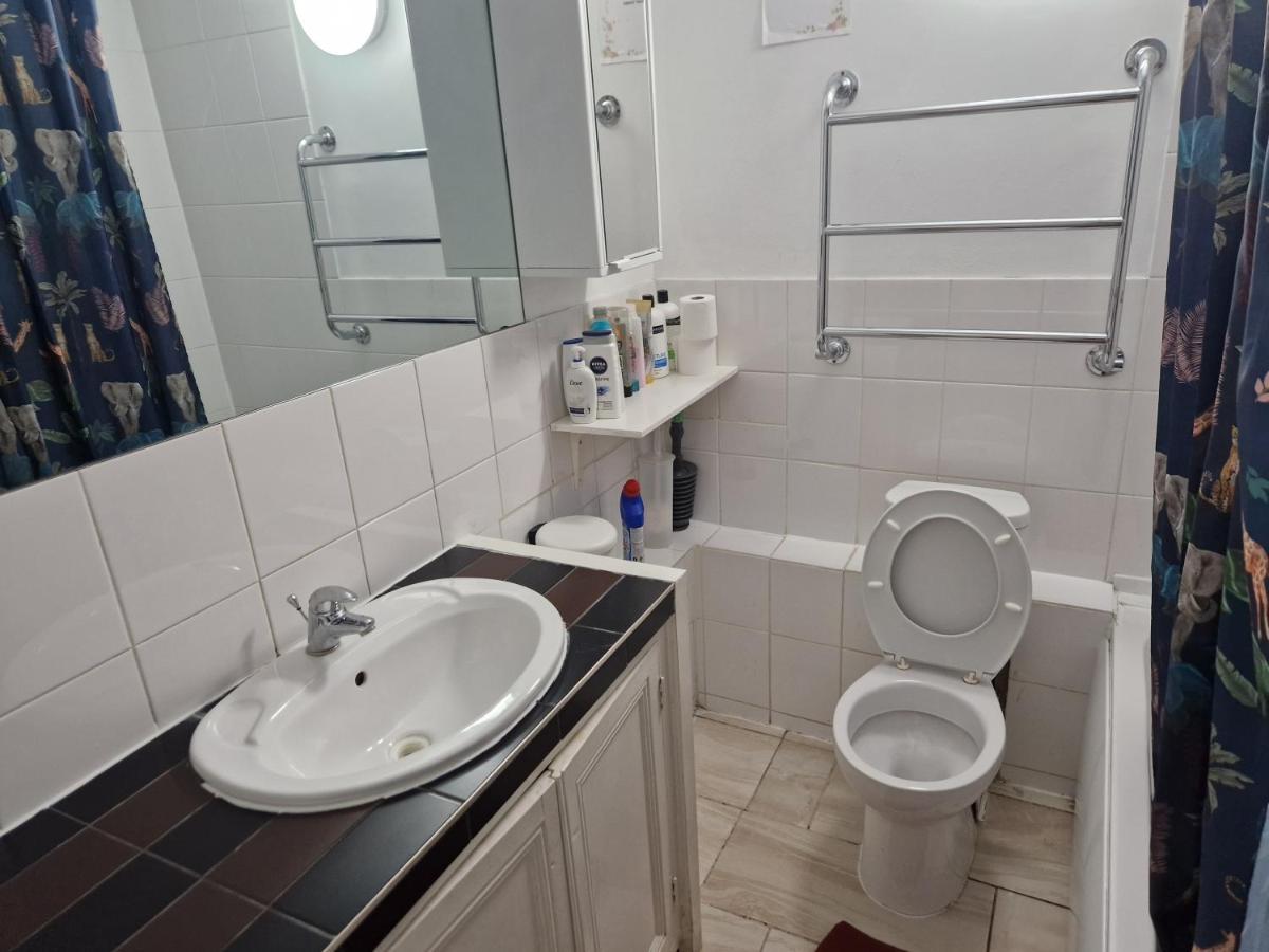 Twin Bed For Guests Apartment London Exterior photo